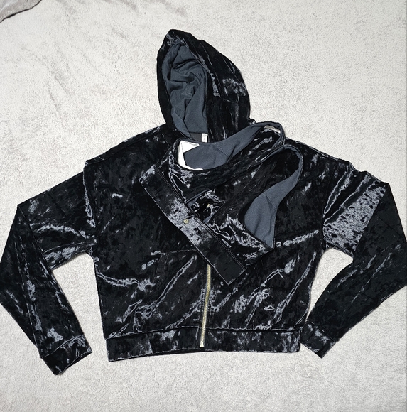 FABLETICS BUNDLE BLACK VELOUR ZIP-UP CROPPED HOODIE AND VELOUR SPORTS BRA SZ S - Picture 3 of 7